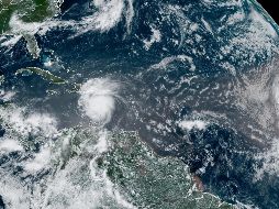 Es importante que la población se mantenga al tanto de la trayectoria del huracán 