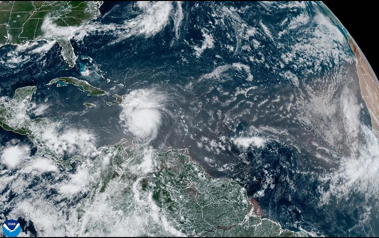 Es importante que la población se mantenga al tanto de la trayectoria del huracán 