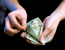 El dólar cambió de dirección tras haber registrado un ascenso del 0.54% anteriormente. Unsplash