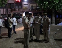 Los familiares lloraban a medida que los cuerpos de los fallecidos, colocados en camillas y cubiertos con sábanas blancas. EFE/H. Tyagi.