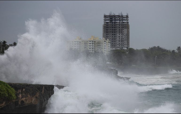 Oleaje intenso en el malecón de Santo Domingo. Todo el Caribe está en alerta. EFE/O. Barría