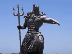 La figura, de 3 metros de altura, sorprendió tanto a turistas como a residentes, ya que no había ningún aviso oficial sobre su instalación. ESPECIAL / SUN