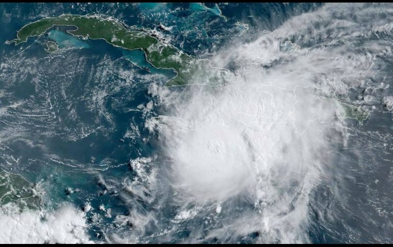 A su paso traerá rachas de viento y fuertes lluvias, esperando que toque tierras mexicanas con categoría 1 o 2. AFP