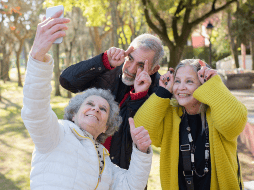 El estudio encontró que la felicidad tiende a aumentar con la edad, especialmente después de los 50 años. ESPECIAL/CANVA