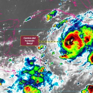 'Beryl' se debilita lentamente, pero se mantiene como huracán de categoría 4