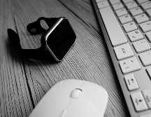 Además de las bondades que ofrece en el apartado técnico, este reloj inteligente tiene un par de funciones útiles para cuidar de tu salud, esto debido a que puede medir la alerta de ritmo cardíaco, electrocardiograma (ECG), análisis de composición corporal, resistencia al agua IP68 y ATM5 y certificación de pruebas militares MIL-STD-810H.PIXABAY