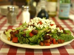 Este aceite es ideal para aderezar ensaladas, por lo que incluirlo en nuestra alimentación no ofrece inconvenientes. EL INFORMADOR / ARCHIVO