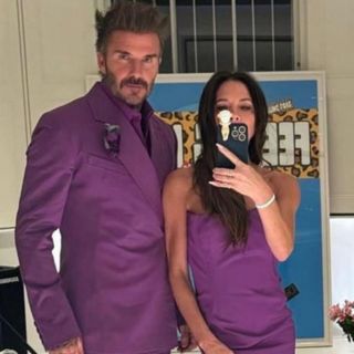 David y Victoria Beckham celebran 25 años juntos con sus icónicos trajes morados