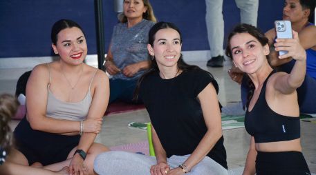 Evelyn Ávalos, Tania Cortez y Sofía Bueno en la clase de Yoga de Plaza Galerías Guadalajara. GENTE BIEN JALISCO/ Marifer Rached