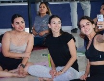 Evelyn Ávalos, Tania Cortez y Sofía Bueno en la clase de Yoga de Plaza Galerías Guadalajara. GENTE BIEN JALISCO/ Marifer Rached