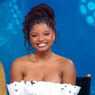 Como una "sirenita", Halle Bailey posa junto a su bebé