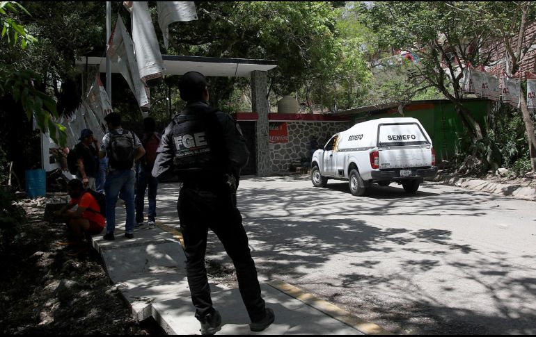 ntegrantes de la Fiscalía General del Estado (FGE), resguardan el exterior de la normal rural de Ayotizanapa. EFE/Jose Luis de la Cruz