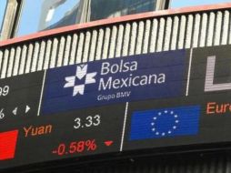 En la jornada, el peso se apreció un 0.55 % frente al dólar, al cotizar en 18.08 unidades por billete verde, tras valuarse en los 18.18 en la sesión previa, según datos del Banco de México. EFE / ARCHIVO