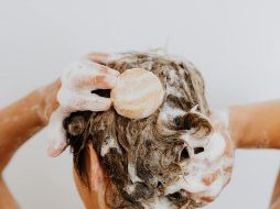 Muchas personas descubren que tomar un baño antes de acostarse mejora la calidad del sueño, ya que el cambio en la temperatura corporal promueve la relajación. Pexels