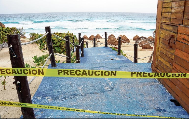 Las playas, hoteles y demás recintos turísticos de Cancún, Quintana Roo, se cerraron ante la inminente llegada del huracán Beryl, que hasta el cierre de la edición era de categoría 3. AFP