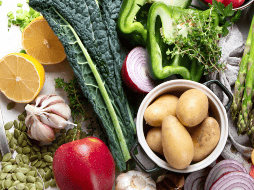 Los superalimentos son alimentos naturales que contienen una concentración excepcionalmente alta de nutrientes beneficiosos para la salud. CANVA