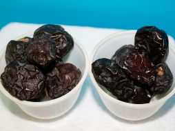 Las ciruelas pasas son ricas en fibra dietética, lo que las convierte en un aliado ideal para el sistema digestivo. ESPECIAL / Foto de sadi Ali en Unsplash