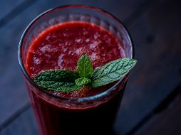 Consumir jugo de betabel podría aportarte nutrientes escenciales para la salud. ESPECIAL/Foto de Joanna Kosinska en Unsplash