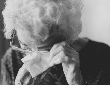 Ser cuidador de una persona enferma es gratificante pero también puede ser muy agobiante. ESPECIAL / UNSPLASH / J. Wong