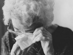 Ser cuidador de una persona enferma es gratificante pero también puede ser muy agobiante. ESPECIAL / UNSPLASH / J. Wong