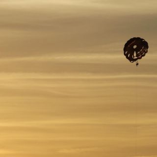 Protocolos de seguridad para saltar de un paracaídas