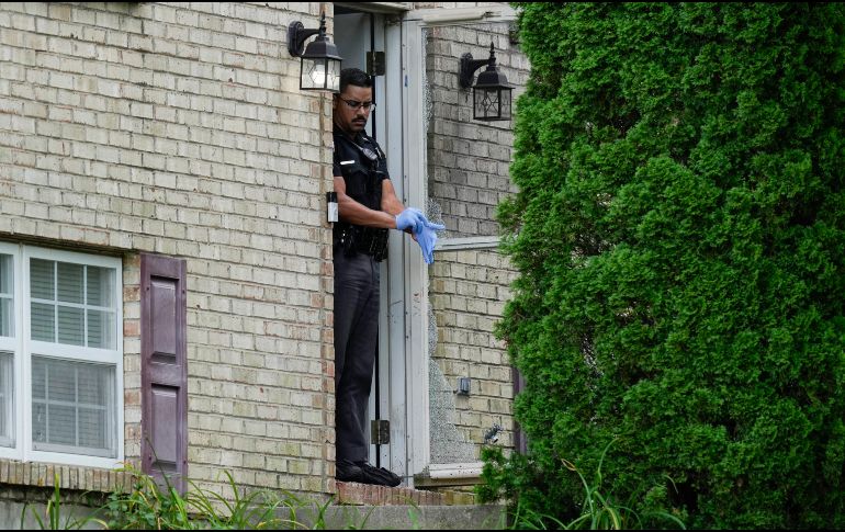 Un miembro del Departamento de Policía de Florence, Kentucky, frente a la puerta de una casa que fue escenario de un tiroteo, el sábado 6 de julio de 2024, en Florence, Kentucky. (AP Foto/Carolyn Kaster)