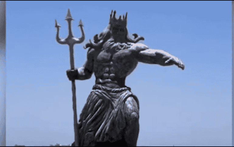 La figura, de 3 metros de altura, ha generado controversia en redes sociales. ESPECIAL / SUN