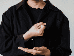 Un reto es asegurar la aceptación y adopción de esta tecnología por parte de la comunidad sorda, asegurándose de que el diseño y funcionamiento del dispositivo respondan a las necesidades y preferencias de los usuarios.CANVA