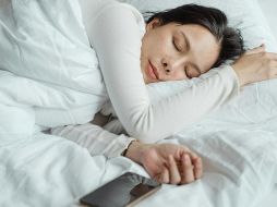 Aunque no hay un consenso definitivo en la comunidad científica sobre los riesgos del uso del celular, la investigación indica que el uso prolongado puede tener impactos en la salud a largo plazo. Pexels