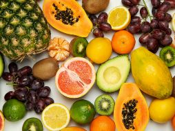 Incluir alimentos ricos en fibra, como frutas, verduras, legumbres y granos enteros, es esencial para mantener una salud intestinal óptima. Unsplash