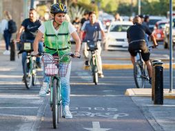 Pedalistas prefieren la ciclovía de Federalismo, ya que circulan con más seguridad. Piden a los Ayuntamientos ampliarla. EL INFORMADOR/ H. Figueroa