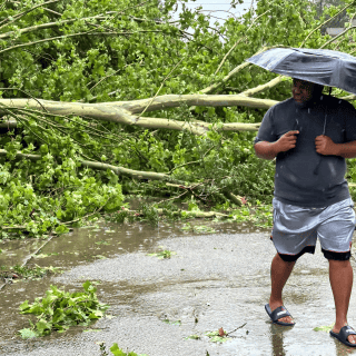 Saldo de muertos y vuelos cancelados deja "Beryl" a su paso por EU