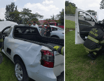 Realizaron las maniobras para voltear al automóvil en sus cuatro llantas y  desconectar los cables de la batería. ESPECIAL /  PC Y BOMBEROS GUADALAJARA