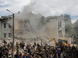 Se lanzaron más de 40 misiles de diferentes tipos, que alcanzaron edificios residenciales, infraestructura y un hospital infantil. EFE/ S. Dolzhenko