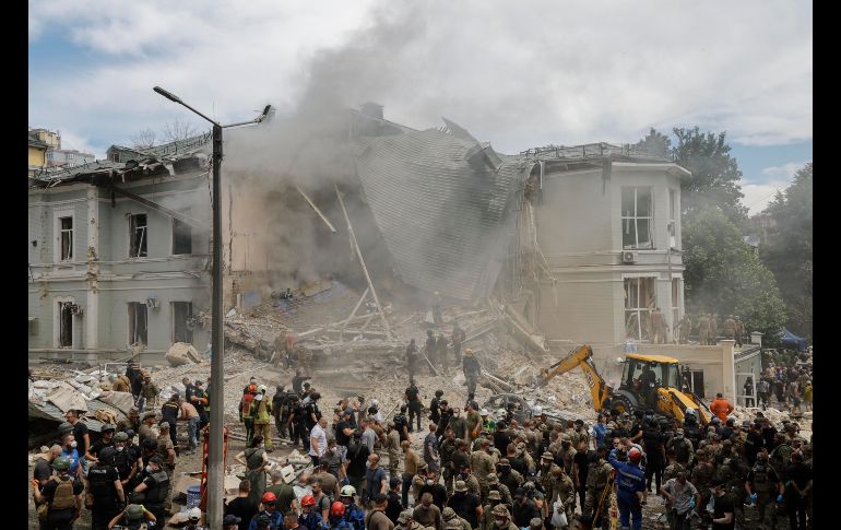 Se lanzaron más de 40 misiles de diferentes tipos, que alcanzaron edificios residenciales, infraestructura y un hospital infantil. EFE/ S. Dolzhenko