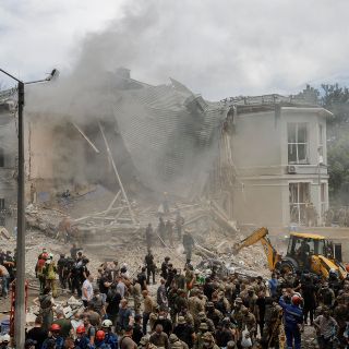 Al menos 37 muertos y 170 heridos dejaron los ataques rusos de este lunes, según Zelenski