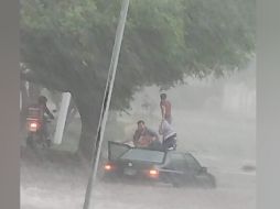 La tormenta provocó inundaciones y arrastres de autos. CORTESÍA
