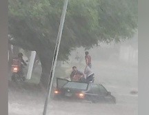 La tormenta provocó inundaciones y arrastres de autos. CORTESÍA