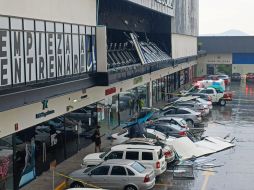 En la colonia San José del Bajío en Zapopan, se reportó la caída de un ventanal de un gimnasio del centro comercial debido a las fuertes lluvias y ventiscas. ESPECIAL
