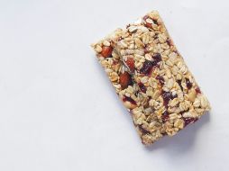 Algunas barras pueden estar libres de gluten, lo que es beneficioso para personas con intolerancia conocida como celiaquía, la mayoría contiene una cantidad considerable de azúcares y grasas. Unsplah