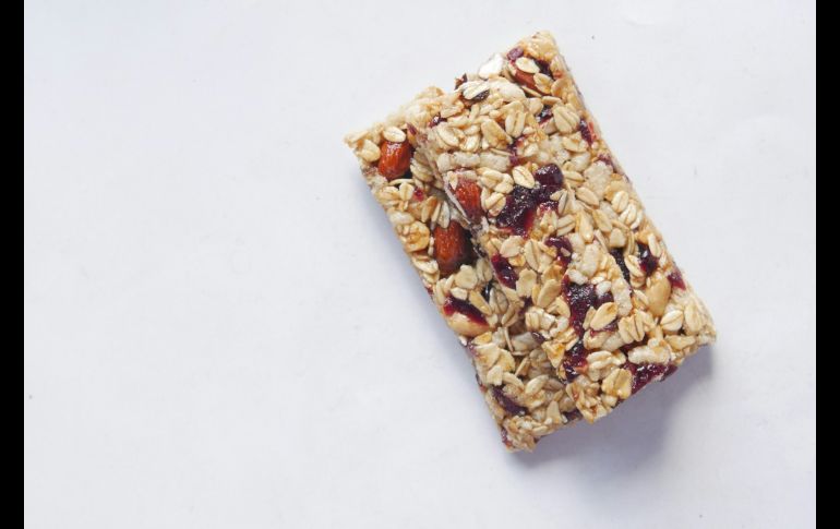 Algunas barras pueden estar libres de gluten, lo que es beneficioso para personas con intolerancia conocida como celiaquía, la mayoría contiene una cantidad considerable de azúcares y grasas. Unsplah