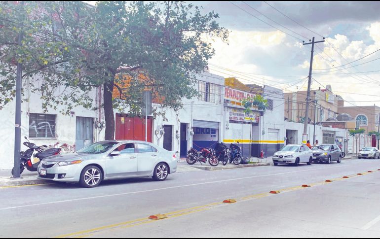 Enrique Díaz de León. Autos estacionados en un carril de baja velocidad y motocicletas en la banqueta. La falta de castigos y la ausencia de agentes de tránsito continúan incentivando esta práctica. EL INFORMADOR/M. Muñoz