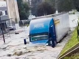 La tormenta que cayó sobre la Zona Metropolitana de Guadalajara dejó autos y tráileres inundados, especialmente por la lateral de Periférico, que va de Juan Gil Preciado a Santa Margarita. ESPECIAL