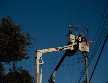 La Comisión Federal de Electricidad afirma que en menos de 24 horas resuelve los problemas de transformadores dañados o postes caídos. EL INFORMADOR/Archivo