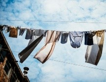 Es posible ahorrarte muchos problemas si secas la ropa después de lavarla. UNSPLASH / E. WITSOE
