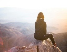 De acuerdo con los especialistas, las personas con una mentalidad positiva sobre el envejecimiento tienden a tener una mayor autoeficacia y autodominio. UNSPLASH/ Denys Nevozhai