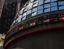 En la jornada, el peso se apreció un 0.44 % frente al dólar, al cotizar en 17.91 unidades por billete verde, tras valuarse en los 17.99 en la sesión previa, según datos del Banco de México. NTX / ARCHIVO
