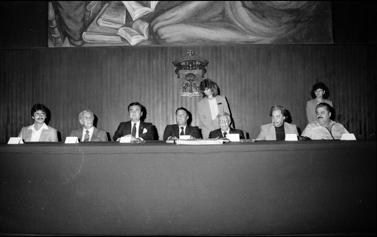 El Rector de la Universidad de Guadalajara, Lic. Enrique Alfaro Anguiano (centro), flanqueado por el secretario general, Lic. José Manuel Correa Ceseña, y por el decano de la Universidad, Lic. Constancio Hernández Alvirde, en la ceremonia de 61 aniversario de la Universidad, en el Paraninfo Enrique Díaz de León. Publicada: 13 de Octubre de 1986. EL INFORMADOR/ ARCHIVO.