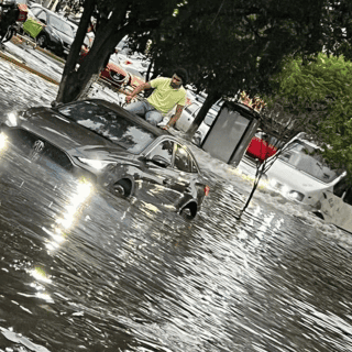 Tromba acompañada de granizo azota a Morelia