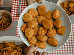 Los nuggets son una clásica fritura, hecha de carne molida de pollo. UNSPLASH / TYSON